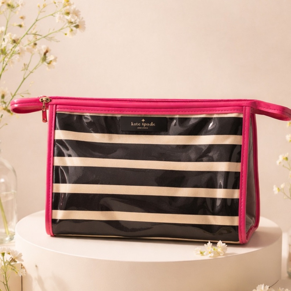 EUC Kate Spade New York
Make up case w zipper closure!